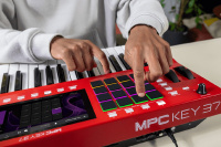 AKAI MPC KEY 37 MIDI клавіатура 8 – techzone.com.ua AKAI MPC KEY 37 MIDI клавіатура 8 – techzone.com.ua