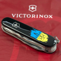 Складной нож Victorinox HUNTSMAN UKRAINE Трезубец фигурный на фоне флага 1.3713.3_T1026u 2 – techzone.com.ua