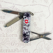Складаний ніж Victorinox CLASSIC SD ARMY Піксель синій з черв. Лого 0.6223.3.W3943pw 10 – techzone.com.ua Складаний ніж Victorinox CLASSIC SD ARMY Піксель синій з черв. Лого 0.6223.3.W3943pw 10 – techzone.com.ua