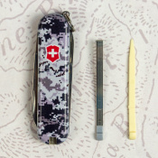 Складаний ніж Victorinox CLASSIC SD ARMY Піксель синій з черв. Лого 0.6223.3.W3943pw 9 – techzone.com.ua Складаний ніж Victorinox CLASSIC SD ARMY Піксель синій з черв. Лого 0.6223.3.W3943pw 9 – techzone.com.ua