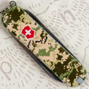 Складаний ніж Victorinox CLASSIC SD ARMY Піксель з черв. Лого 0.6223.3.W3941pw 7 – techzone.com.ua