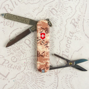 Складаний ніж Victorinox CLASSIC SD ARMY Піксель пісочний з черв. Лого 0.6223.7.W3945pw 10 – techzone.com.ua