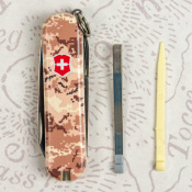 Складаний ніж Victorinox CLASSIC SD ARMY Піксель пісочний з черв. Лого 0.6223.7.W3945pw 9 – techzone.com.ua