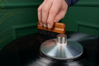 Щітка для платівок (антистатичний ворс) Myllo Record Brush+серветки MV-B01(F) 7 – techzone.com.ua Щітка для платівок (антистатичний ворс) Myllo Record Brush+серветки MV-B01(F) 7 – techzone.com.ua