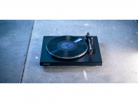 Проигрыватель виниловых пластинок Rekkord Audio F400 (2m Red) High Gloss Black 6 – techzone.com.ua Проигрыватель виниловых пластинок Rekkord Audio F400 (2m Red) High Gloss Black 6 – techzone.com.ua