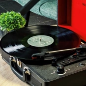 Програвач вінілу Sound One Pop Black 2 – techzone.com.ua Програвач вінілу Sound One Pop Black 2 – techzone.com.ua