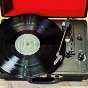 Програвач вінілу Sound One Pop Black 4 – techzone.com.ua Програвач вінілу Sound One Pop Black 4 – techzone.com.ua