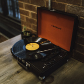 Програвач вінілу Crosley Cruiser Deluxe (Black) 4 – techzone.com.ua Програвач вінілу Crosley Cruiser Deluxe (Black) 4 – techzone.com.ua