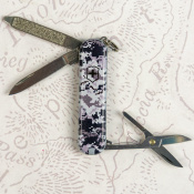 Складной нож Victorinox CLASSIC SD ARMY Пиксель синий 0.6223.3.W3942pw 10 – techzone.com.ua