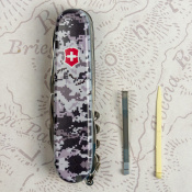 Складаний ніж Victorinox HUNTSMAN ARMY Піксель синій з черв. Лого 1.3713.3.W3943p 10 – techzone.com.ua Складаний ніж Victorinox HUNTSMAN ARMY Піксель синій з черв. Лого 1.3713.3.W3943p 10 – techzone.com.ua