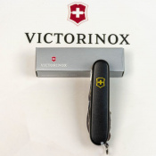 Складной нож Victorinox HUNTSMAN MAT черный матовый лак с желт.лого 1.3713.3.M0008p 12 – techzone.com.ua Складной нож Victorinox HUNTSMAN MAT черный матовый лак с желт.лого 1.3713.3.M0008p 12 – techzone.com.ua