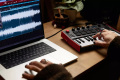 MIDI клавиатура AKAI MPK Mini Play MK3 7 – techzone.com.ua